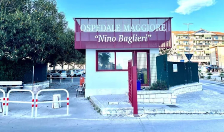 Ingresso dell'Ospedale Maggiore "Nino Baglieri" di Modica con l'insegna del presidio sanitario all'accesso principale.