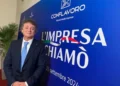 Giuseppe Pullara durante un evento di Conflavoro davanti al pannello istituzionale dell'associazione delle piccole e medie imprese