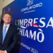 Giuseppe Pullara durante un evento di Conflavoro davanti al pannello istituzionale dell'associazione delle piccole e medie imprese