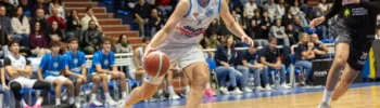 Mait Peterson della SuperConveniente Virtus Ragusa conduce il pallone in attacco durante una partita di campionato, con un avversario in marcatura e il pubblico sugli spalti del PalaPadua