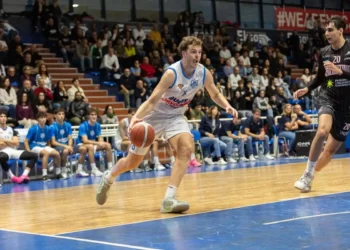 Mait Peterson della SuperConveniente Virtus Ragusa conduce il pallone in attacco durante una partita di campionato, con un avversario in marcatura e il pubblico sugli spalti del PalaPadua