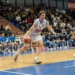 Mait Peterson della SuperConveniente Virtus Ragusa conduce il pallone in attacco durante una partita di campionato, con un avversario in marcatura e il pubblico sugli spalti del PalaPadua
