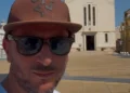 L'assessore Giuseppe Nicastro davanti alla nuova piazza Cavour di Scoglitti durante il sopralluogo dopo il maltempo
