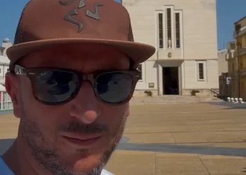 L'assessore Giuseppe Nicastro davanti alla nuova piazza Cavour di Scoglitti durante il sopralluogo dopo il maltempo