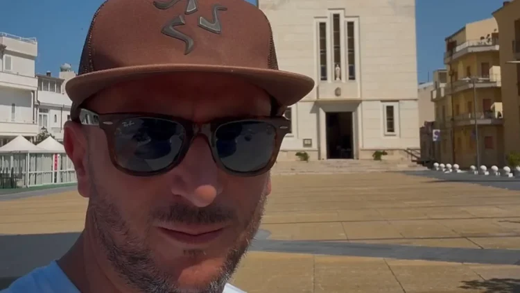L'assessore Giuseppe Nicastro davanti alla nuova piazza Cavour di Scoglitti durante il sopralluogo dopo il maltempo