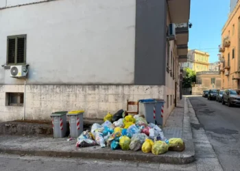 Cumulo di sacchetti dei rifiuti abbandonati accanto ai cassonetti in piazza Monsignor Arezzi, nel centro storico di Ragusa.