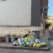 Cumulo di sacchetti dei rifiuti abbandonati accanto ai cassonetti in piazza Monsignor Arezzi, nel centro storico di Ragusa.