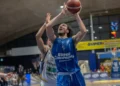 Francesco Piscetta conclude un'azione a canestro durante una partita della Virtus Ragusa in Serie B Interregionale