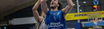 Francesco Piscetta conclude un'azione a canestro durante una partita della Virtus Ragusa in Serie B Interregionale