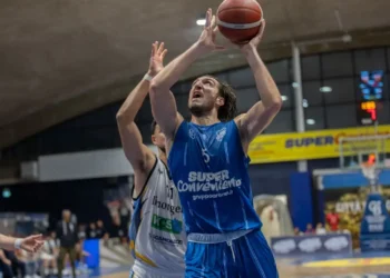 Francesco Piscetta conclude un'azione a canestro durante una partita della Virtus Ragusa in Serie B Interregionale