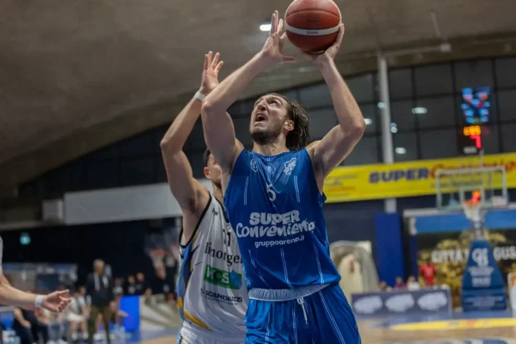 Francesco Piscetta conclude un'azione a canestro durante una partita della Virtus Ragusa in Serie B Interregionale