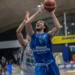 Francesco Piscetta conclude un'azione a canestro durante una partita della Virtus Ragusa in Serie B Interregionale