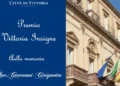 Grafica istituzionale del Comune di Vittoria dedicata al Premio "Vittoria Insigne" alla memoria dell'Avv. Giovanni Cirignotta. Sul lato sinistro, su sfondo blu con lo stemma della Città di Vittoria, compare il titolo del premio. Sul lato destro è raffigurata la facciata del Palazzo Comunale con le bandiere italiana, europea e siciliana.
