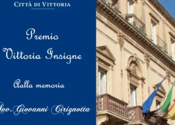 Grafica istituzionale del Comune di Vittoria dedicata al Premio "Vittoria Insigne" alla memoria dell'Avv. Giovanni Cirignotta. Sul lato sinistro, su sfondo blu con lo stemma della Città di Vittoria, compare il titolo del premio. Sul lato destro è raffigurata la facciata del Palazzo Comunale con le bandiere italiana, europea e siciliana.