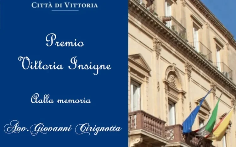 Grafica istituzionale del Comune di Vittoria dedicata al Premio "Vittoria Insigne" alla memoria dell'Avv. Giovanni Cirignotta. Sul lato sinistro, su sfondo blu con lo stemma della Città di Vittoria, compare il titolo del premio. Sul lato destro è raffigurata la facciata del Palazzo Comunale con le bandiere italiana, europea e siciliana.