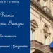 Grafica istituzionale del Comune di Vittoria dedicata al Premio "Vittoria Insigne" alla memoria dell'Avv. Giovanni Cirignotta. Sul lato sinistro, su sfondo blu con lo stemma della Città di Vittoria, compare il titolo del premio. Sul lato destro è raffigurata la facciata del Palazzo Comunale con le bandiere italiana, europea e siciliana.