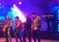 Federico Poggipollini, storico chitarrista di Ligabue, si esibisce sul palco insieme ai Radiofreccia durante un concerto dal vivo