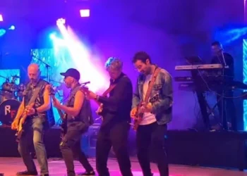 Federico Poggipollini, storico chitarrista di Ligabue, si esibisce sul palco insieme ai Radiofreccia durante un concerto dal vivo