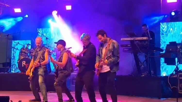 Federico Poggipollini, storico chitarrista di Ligabue, si esibisce sul palco insieme ai Radiofreccia durante un concerto dal vivo