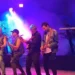 Federico Poggipollini, storico chitarrista di Ligabue, si esibisce sul palco insieme ai Radiofreccia durante un concerto dal vivo