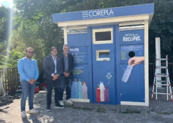 Tre rappresentanti posano accanto a un ecocompattatore RecoPet di COREPLA destinato alla raccolta delle bottiglie in PET, installato nell'ambito del nuovo progetto avviato dal Comune di Ragusa