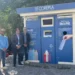 Tre rappresentanti posano accanto a un ecocompattatore RecoPet di COREPLA destinato alla raccolta delle bottiglie in PET, installato nell'ambito del nuovo progetto avviato dal Comune di Ragusa