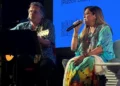 Romina Power canta insieme al figlio Yari Carrisi Power durante l'incontro al Festival Scenari di Modica.