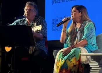 Romina Power canta insieme al figlio Yari Carrisi Power durante l'incontro al Festival Scenari di Modica.