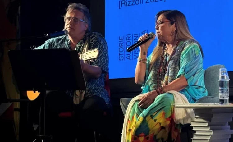 Romina Power canta insieme al figlio Yari Carrisi Power durante l'incontro al Festival Scenari di Modica.