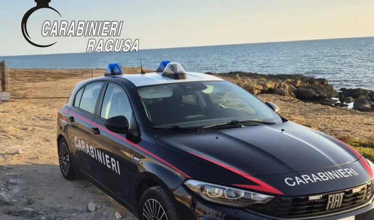 Auto dei Carabinieri della Compagnia di Ragusa durante un servizio di controllo sul lungomare di Scoglitti nell'ambito delle attività di prevenzione e contrasto ai reati