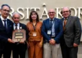Il giornalista Salvatore Di Salvo posa con la targa del Melvin Jones Fellow insieme ai rappresentanti del Lions Club durante la cerimonia all'Università Kore di Enna.