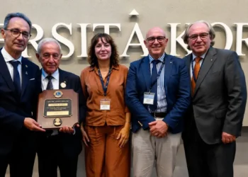 Il giornalista Salvatore Di Salvo posa con la targa del Melvin Jones Fellow insieme ai rappresentanti del Lions Club durante la cerimonia all'Università Kore di Enna.