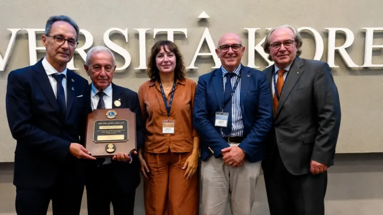 Il giornalista Salvatore Di Salvo posa con la targa del Melvin Jones Fellow insieme ai rappresentanti del Lions Club durante la cerimonia all'Università Kore di Enna.