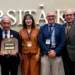 Il giornalista Salvatore Di Salvo posa con la targa del Melvin Jones Fellow insieme ai rappresentanti del Lions Club durante la cerimonia all'Università Kore di Enna.