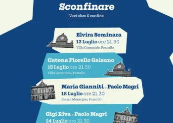 Locandina della seconda edizione di "Sconfinare – Voci oltre il confine", rassegna letteraria di Pozzallo con il calendario degli incontri in programma dal 13 luglio al 5 agosto tra Villa Comunale e Piazza Municipio