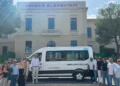 Il nuovo scuolabus elettrico del Comune di Santa Croce Camerina davanti all'edificio delle scuole elementari con il sindaco, amministratori e personale comunale durante la consegna
