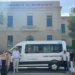 Il nuovo scuolabus elettrico del Comune di Santa Croce Camerina davanti all'edificio delle scuole elementari con il sindaco, amministratori e personale comunale durante la consegna