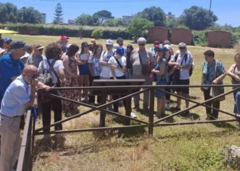 Un gruppo di partecipanti dell'Uici Ragusa ascolta la guida durante la visita al Parco archeologico di Giardini Naxos nell'ambito del progetto "Sicilia da Toccare"