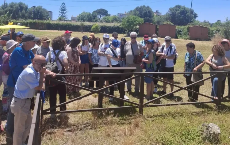 Un gruppo di partecipanti dell'Uici Ragusa ascolta la guida durante la visita al Parco archeologico di Giardini Naxos nell'ambito del progetto "Sicilia da Toccare"