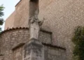 La statua di San Biagio collocata davanti alla chiesa dedicata al patrono di Comiso, con la facciata in pietra dell'edificio religioso sullo sfondo