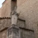 La statua di San Biagio collocata davanti alla chiesa dedicata al patrono di Comiso, con la facciata in pietra dell'edificio religioso sullo sfondo