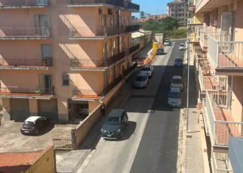 Veduta di via Monte Bianco a Ragusa con palazzi residenziali, auto in sosta e la strada dove è stata segnalata la presenza di ratti.