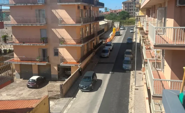 Veduta di via Monte Bianco a Ragusa con palazzi residenziali, auto in sosta e la strada dove è stata segnalata la presenza di ratti.