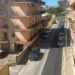 Veduta di via Monte Bianco a Ragusa con palazzi residenziali, auto in sosta e la strada dove è stata segnalata la presenza di ratti.