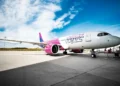 Aereo Wizz Air parcheggiato sulla pista dell'aeroporto in occasione dell'avvio del nuovo collegamento diretto tra Comiso e Katowice