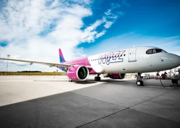 Aereo Wizz Air parcheggiato sulla pista dell'aeroporto in occasione dell'avvio del nuovo collegamento diretto tra Comiso e Katowice