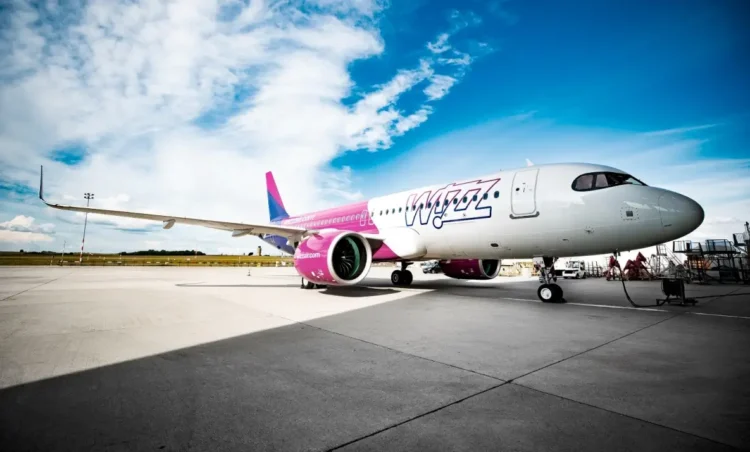 Aereo Wizz Air parcheggiato sulla pista dell'aeroporto in occasione dell'avvio del nuovo collegamento diretto tra Comiso e Katowice