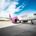 Aereo Wizz Air parcheggiato sulla pista dell'aeroporto in occasione dell'avvio del nuovo collegamento diretto tra Comiso e Katowice