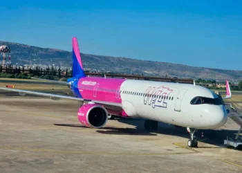 Aereo Wizz Air parcheggiato sulla pista dell'aeroporto di Comiso, da cui partirà il nuovo collegamento diretto per Milano Malpensa