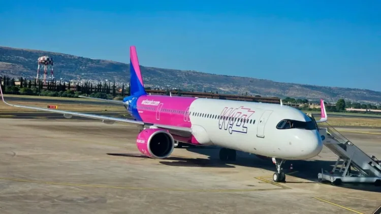 Aereo Wizz Air parcheggiato sulla pista dell'aeroporto di Comiso, da cui partirà il nuovo collegamento diretto per Milano Malpensa